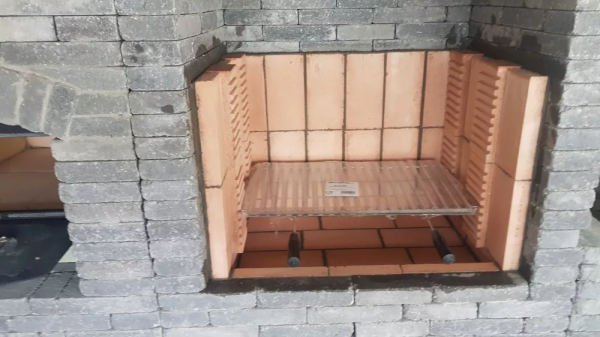 Caramida cu caneluri pentru constructia gratarelor 250 x 124 x 64 mm [4]
