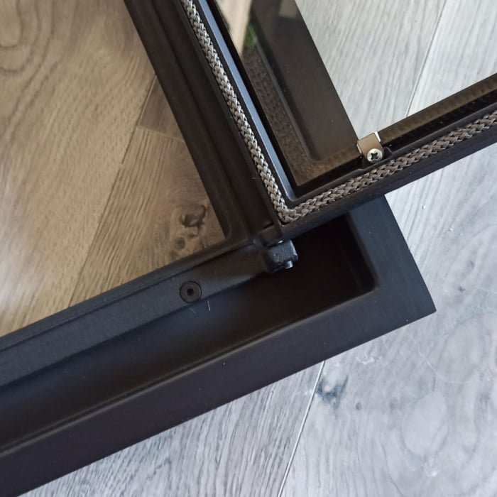 Usa soba K4038SK din fonta, prevazuta cu rama de acoperire [3]