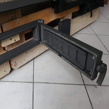 Usa de cenusar din fonta K4014, cu dimensiunile 40 x 14 cm [3]