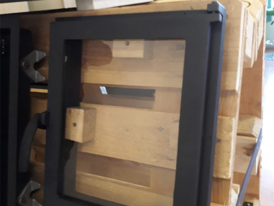 Usa din fonta K3036 prevazuta cu sticla termorezistenta, cu dimensiunile 30 x 36 cm [3]