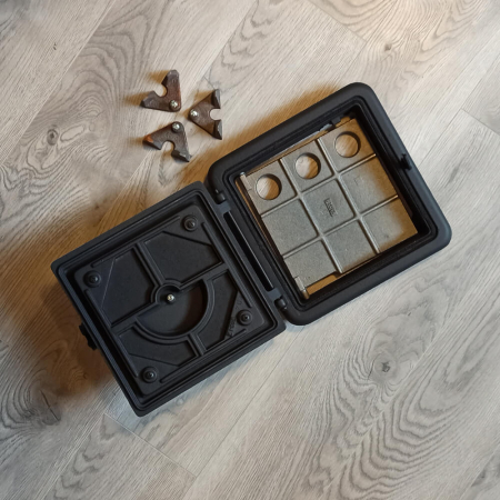 Usa soba din fonta plina DOMINO prevazuta cu snur de etansare 265 x 265 mm [4]