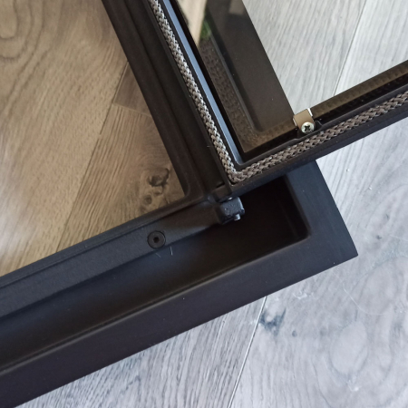 Usa soba K4038SK din fonta, prevazuta cu rama de acoperire [2]