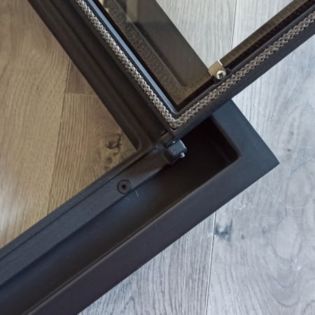 Usa soba K4736SK din fonta, prevazuta cu rama de acoperire [2]