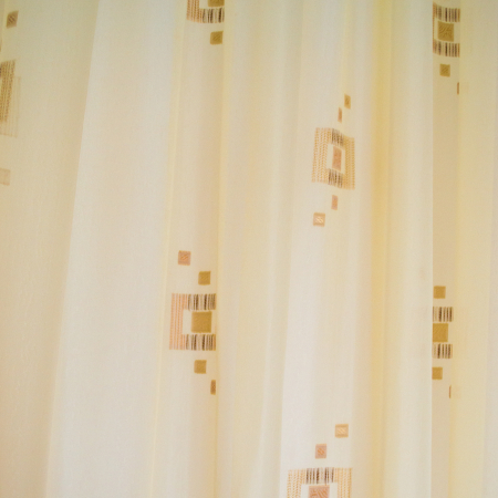 Perdea Velaria de bucatarie voal crem cu patratele maro, 560x250 cm [1]