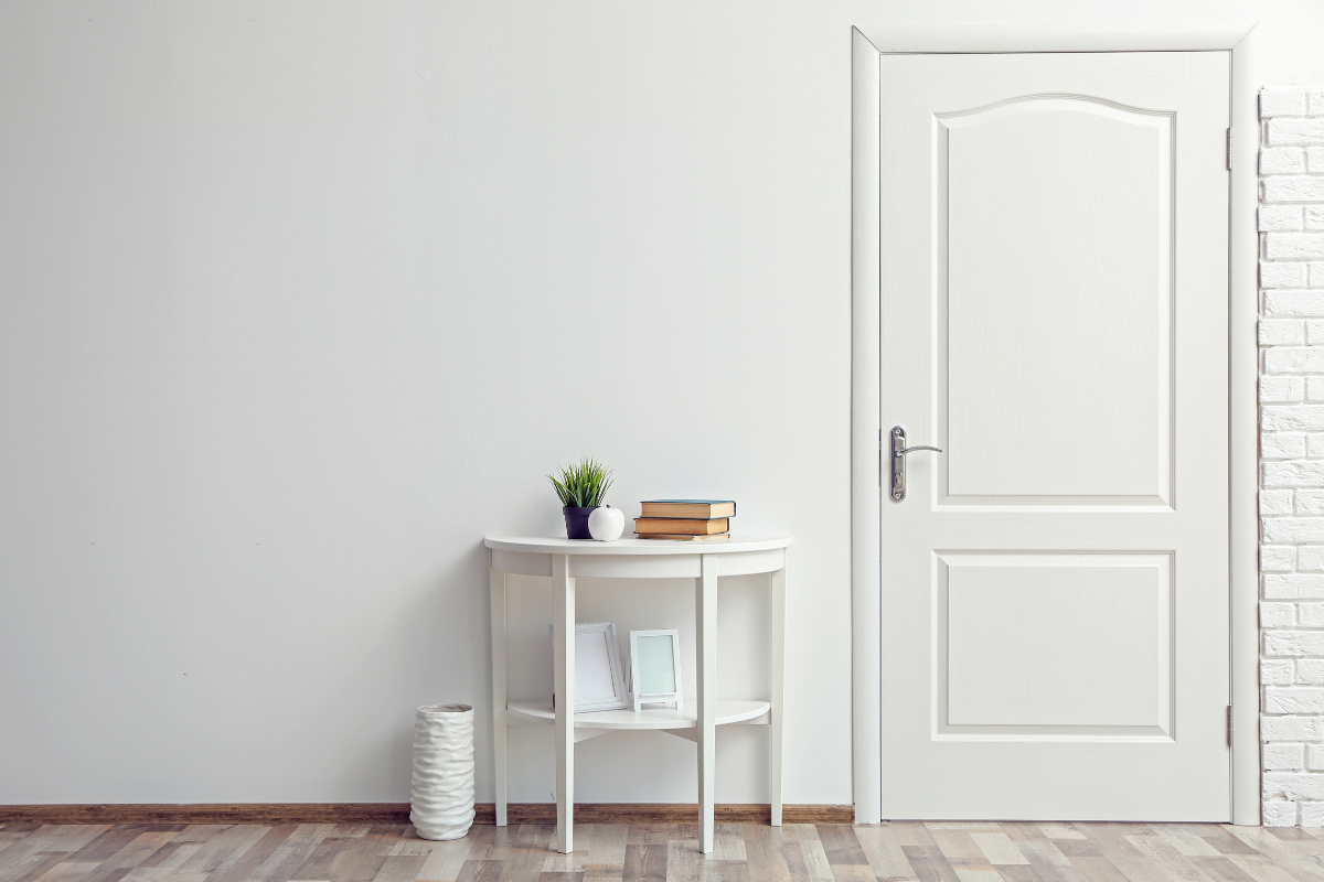 Eleganță și Funcționalitate în Amenajările Interioare: Soluții Personalizate pentru Uși Interior la Comandă