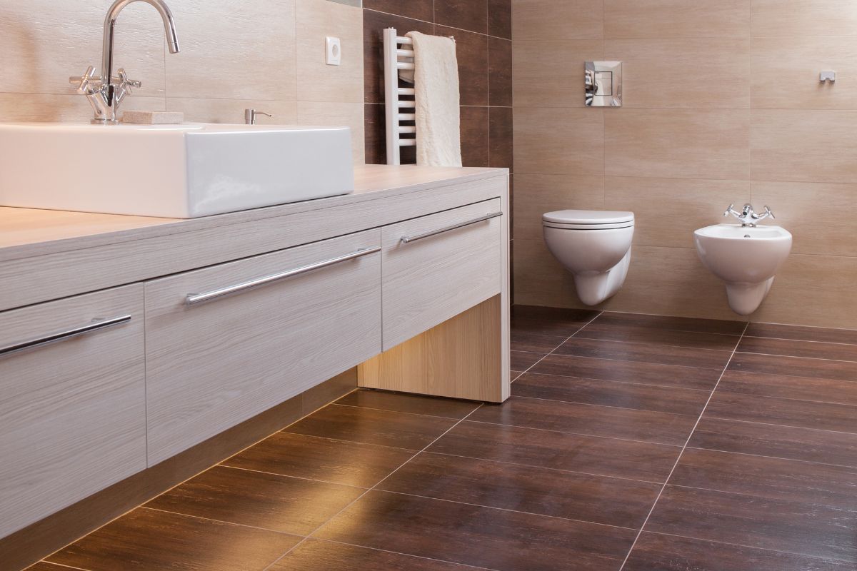 Parchet în baie – căldură și eleganță într-un spațiu aparte