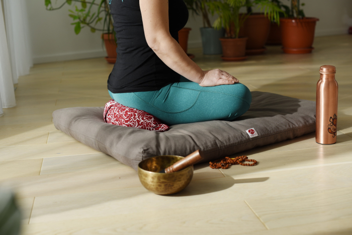 Pachet Program Yoga at Home cu Monica Filip + Pernă de meditație semilună ASTEYA [5]