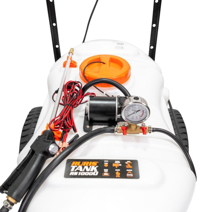 Pulverizator electric tractat RURIS RS TANK 10000, rezervor 100 L, pompă electrică 12V, presiune 5,5 bari, debit 3,1 L/min, furtun 5 m, lance metalică, 4 duze de pulverizare [5]