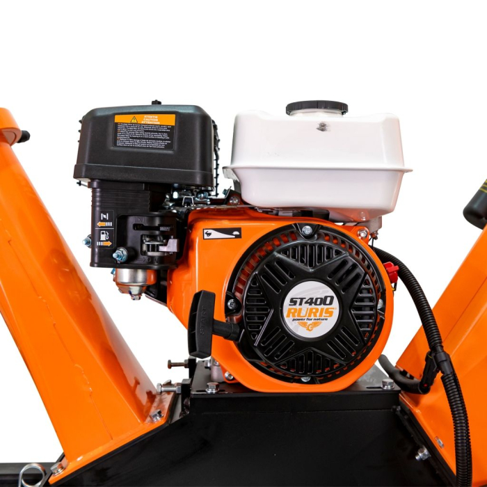 Tocător de crengi și resturi vegetale pe benzină, motor Ducar DH212, 7 CP, 212 cmc, 4 timpi, diametru tăiere 80 mm, 2 cuțite din oțel aliat, evacuare rotativă 360°, rezervor 3,6 L, 3750 rpm [7]