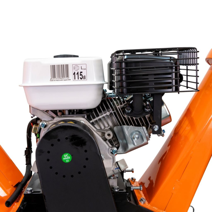 Tocător de crengi și resturi vegetale pe benzină, motor Ducar DH212, 7 CP, 212 cmc, 4 timpi, diametru tăiere 80 mm, 2 cuțite din oțel aliat, evacuare rotativă 360°, rezervor 3,6 L, 3750 rpm [4]