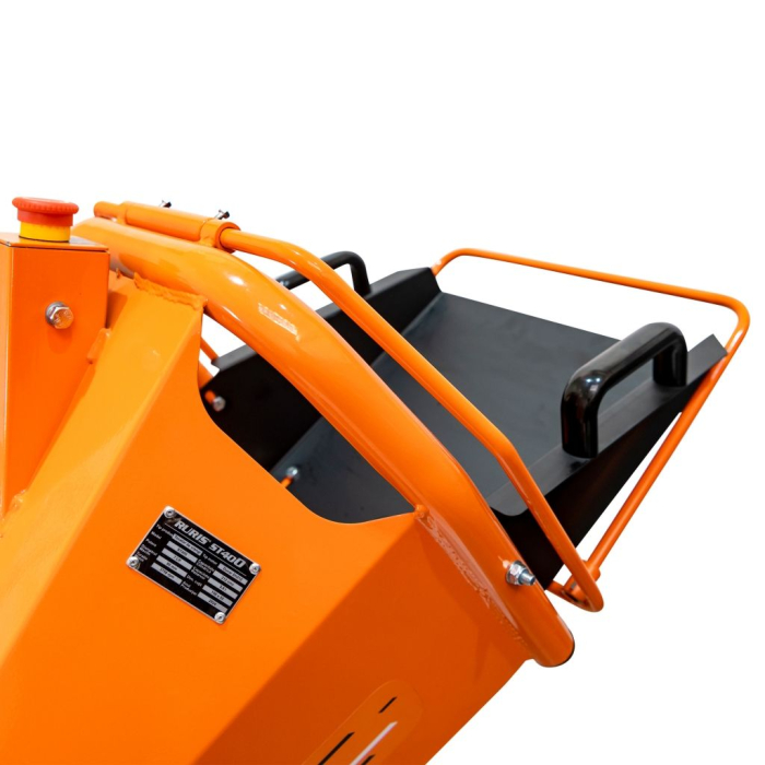 Tocător de crengi și resturi vegetale pe benzină, motor Ducar DH212, 7 CP, 212 cmc, 4 timpi, diametru tăiere 80 mm, 2 cuțite din oțel aliat, evacuare rotativă 360°, rezervor 3,6 L, 3750 rpm [6]