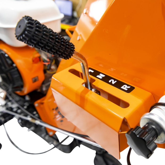Tocător de crengi și resturi vegetale ST500 PLUS, motor pe benzină 15 CP, 459 cmc, diametru de tăiere 100 mm, capacitate de tocare până la 1000 kg/h, evacuare rotativă 360° [8]