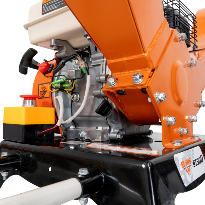 Tocător de crengi și resturi vegetale ST300, motor pe benzină 7 CP, diametru maxim de tăiere 60 mm, turație 3600 rpm, capacitate de tocare până la 1000 kg/oră, rezervor combustibil 3,6 L, 2 roți [15]