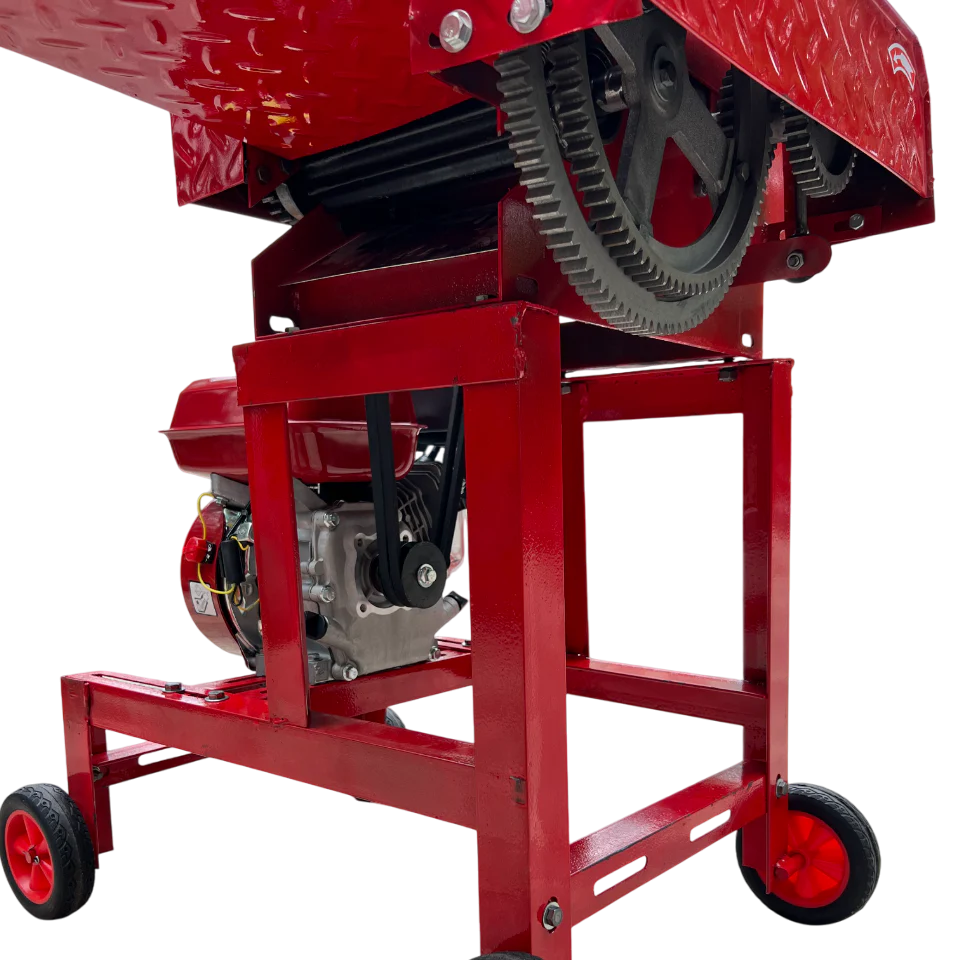 Tocator de furaje TM-04 Demetra, motor pe benzină 7 CP, 4 lame, 4 timpi, 212 cc, 2900 rpm, productivitate 1200 kg/h [3]