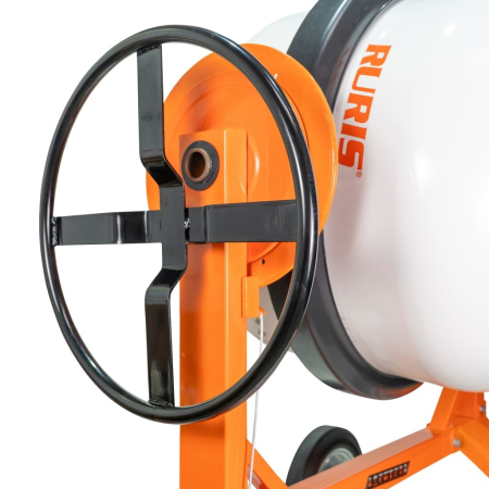 Betonieră electrică RURIS BETALUX 3000X, 1800W, cuvă 300L, 29.5 rpm, IP44, pedală de picior, roți 10”, grosime cuvă 1.8–2.1 mm, construcție robustă, eficientă pentru construcții [7]