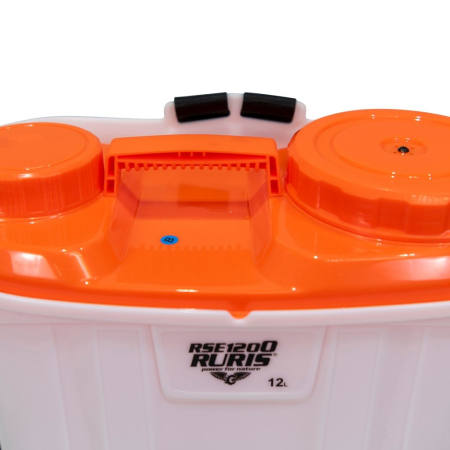 Pulverizator electric RURIS RSE 1200, rezervor 12 L, baterie 12V 8Ah, autonomie până la 4 ore, presiune de lucru 0,15-0,4 MPa, lance metalică, display și manometru, 4 tipuri de duze incluse [1]