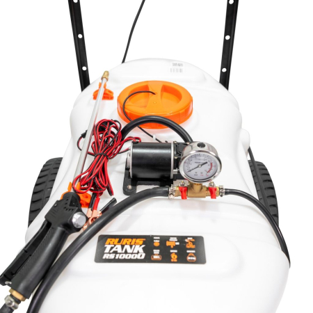 Pulverizator electric tractat RURIS RS TANK 10000, rezervor 100 L, pompă electrică 12V, presiune 5,5 bari, debit 3,1 L/min, furtun 5 m, lance metalică, 4 duze de pulverizare [4]