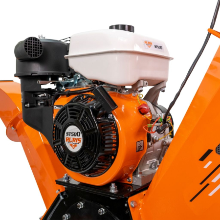 Tocător de crengi RURIS ST500, motor pe benzină 15 CP, diametru maxim de tăiere 100 mm, capacitate de tocare lemn verde până la 1000 kg/oră, turație 3600 rpm, rezervor combustibil 6,5 L, 2 roți [4]