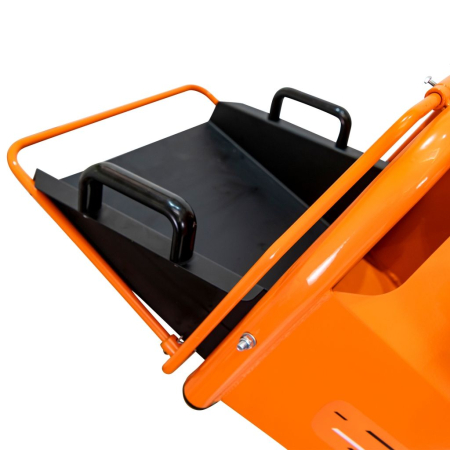 Tocător de crengi și resturi vegetale pe benzină, motor Ducar DH212, 7 CP, 212 cmc, 4 timpi, diametru tăiere 80 mm, 2 cuțite din oțel aliat, evacuare rotativă 360°, rezervor 3,6 L, 3750 rpm [7]