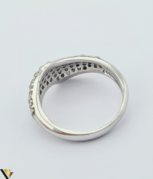 Inel din argint, 925  3.32 grame Latime inel 7 mm Diametrul inelului este de 17.3mm (masura standard RO:54si UE: 14) Cristale de zirconiu Marcaj cu titlul "925" Locatie HARLAU [3]