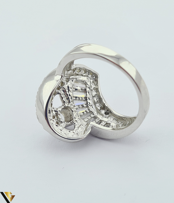 Inel din argint, 925 6.44 grame Latime inel 19 mm Diametrul inelului este de 17.3mm (masura standard RO:54si UE: 14) Cristale de zirconiu Marcaj cu titlul "925" Locatie HARLAU [3]