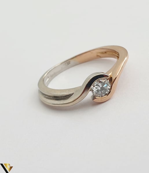 Inel din aur 18k, 750 3.63 grame Diamant de cca 0.27ct Contrast realizat prin folosirea aurului al si roz Latime maxima  de 6 mm Diametrul inelului este de 17mm (masura standard RO: 54si UE: 16) Marcaj cu titlul "750" Locatie HARLAU [2]