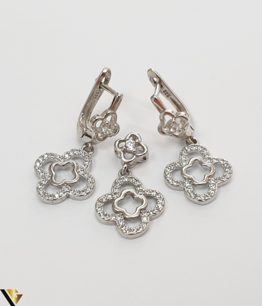 Set format din cercei si pandant din argint 925 5.60 grame Cristale zirconiu Dimensiuni pandant: 23 mm / 13 mm Dimensiuni cercei: 28mm / 13 mm Produs NOU Marcaj cu titlul "925" Locatie  HARLAU [2]