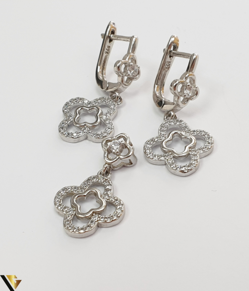 Set format din cercei si pandant din argint 925 5.60 grame Cristale zirconiu Dimensiuni pandant: 23 mm / 13 mm Dimensiuni cercei: 28mm / 13 mm Produs NOU Marcaj cu titlul "925" Locatie  HARLAU [4]