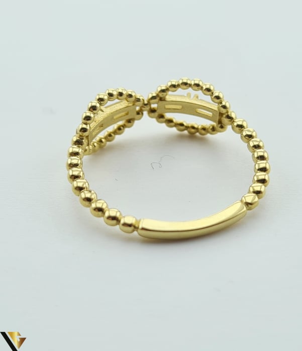 Inel din aur 14k, 585 2.09 grame Latime inelului la partea superioara este de 7 mm Diametrul inelului este de 18mm Masura standard RO: 62 si UE: 22 Marcaj cu titlul "585" Locatie Harlau [3]