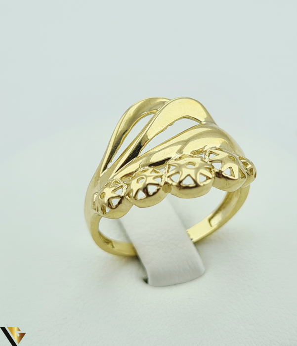 Inel din aur 14k, 585 2.95 grame Latime inelului la partea superioara este de 14 mm Diametrul inelului este de 17.5mm Masura standard RO: 55 si UE: 15 Marcaj cu titlul "585" Locatie Harlau [1]