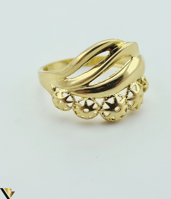 Inel din aur 14k, 585 2.95 grame Latime inelului la partea superioara este de 14 mm Diametrul inelului este de 17.5mm Masura standard RO: 55 si UE: 15 Marcaj cu titlul "585" Locatie Harlau [2]