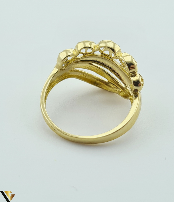 Inel din aur 14k, 585 2.95 grame Latime inelului la partea superioara este de 14 mm Diametrul inelului este de 17.5mm Masura standard RO: 55 si UE: 15 Marcaj cu titlul "585" Locatie Harlau [4]