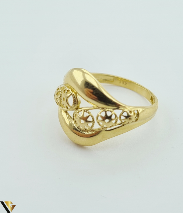 Inel din aur 14k, 585 2.34 grame Latime inelului la partea superioara este de 14.5 mm Diametrul inelului este de 17.5mm Masura standard RO: 55 si UE: 15 Marcaj cu titlul "585" Locatie Harlau [2]