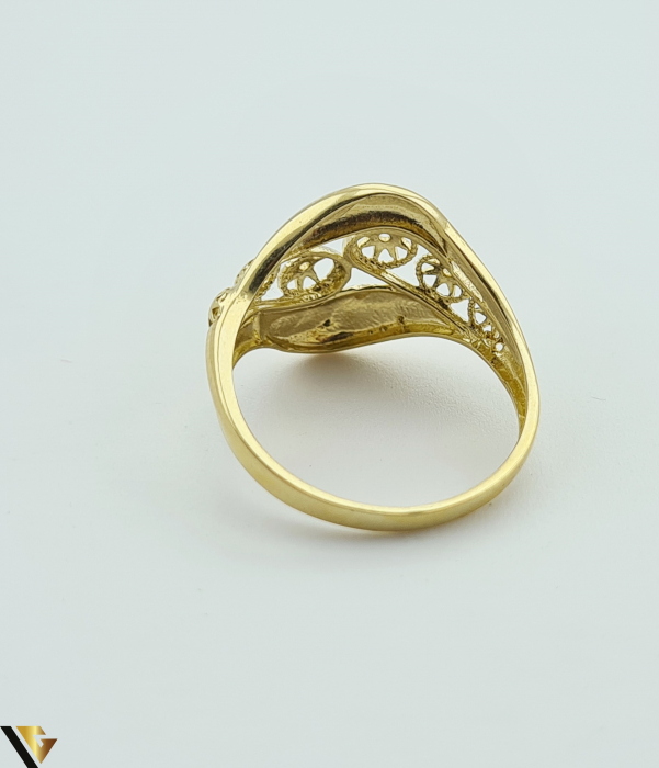 Inel din aur 14k, 585 2.34 grame Latime inelului la partea superioara este de 14.5 mm Diametrul inelului este de 17.5mm Masura standard RO: 55 si UE: 15 Marcaj cu titlul "585" Locatie Harlau [3]