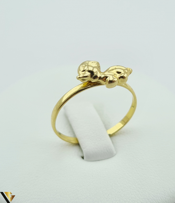 Inel din aur 14k, 585 1.15 grame Latime inelului la partea superioara este de 4 mm Diametrul inelului este de 18mm Masura standard RO: 56 si UE: 16 Marcaj cu titlul "585" Locatie Harlau [1]
