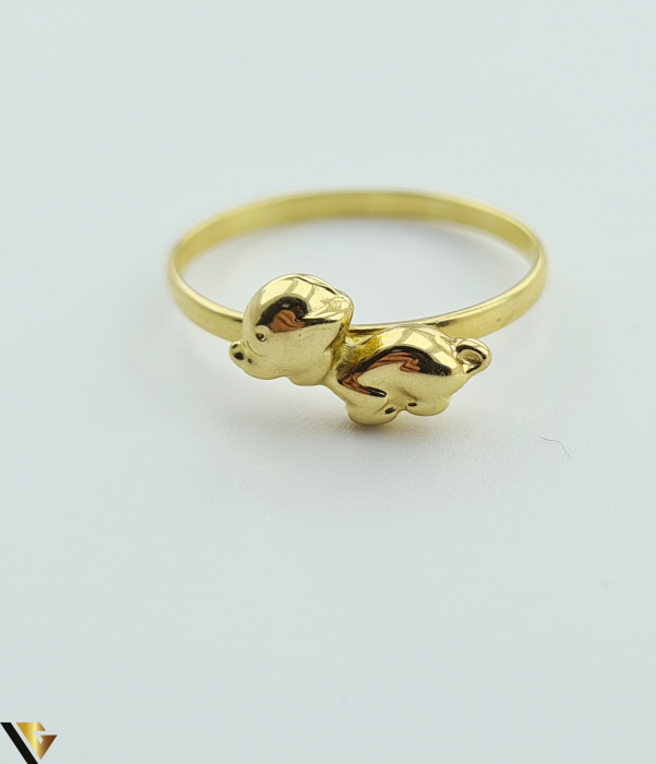 Inel din aur 14k, 585 1.15 grame Latime inelului la partea superioara este de 4 mm Diametrul inelului este de 18mm Masura standard RO: 56 si UE: 16 Marcaj cu titlul "585" Locatie Harlau [2]