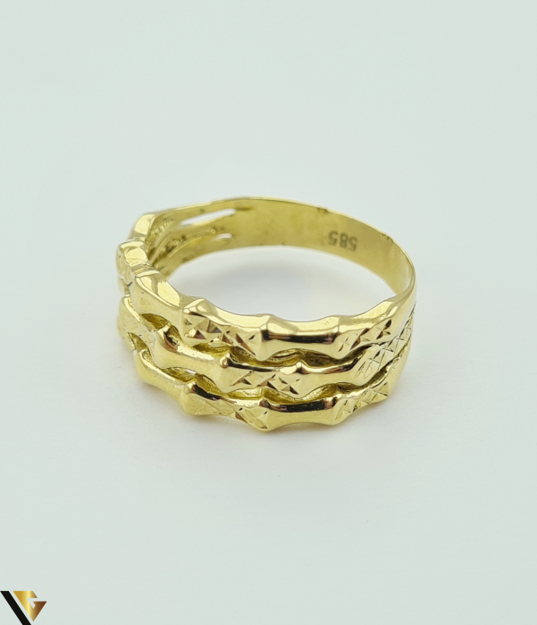 Inel din aur 14k, 585 3.90 grame Latime inelului la partea superioara este de 7.5 mm Diametrul inelului este de 17.8mm Masura standard RO: 56 si UE: 16 Marcaj cu titlul "585" Locatie Harlau [2]