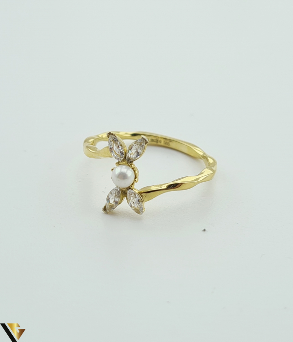 Inel din aur 14k, 585 1.82 grame Latime inelului la partea superioara este de 10mm Diametrul inelului este de 17.5mm Masura standard RO: 55 si UE: 15 Marcaj cu titlul "585" Locatie Harlau [2]
