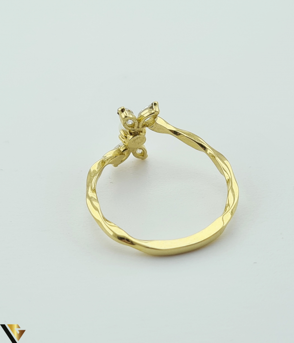 Inel din aur 14k, 585 1.82 grame Latime inelului la partea superioara este de 10mm Diametrul inelului este de 17.5mm Masura standard RO: 55 si UE: 15 Marcaj cu titlul "585" Locatie Harlau [3]
