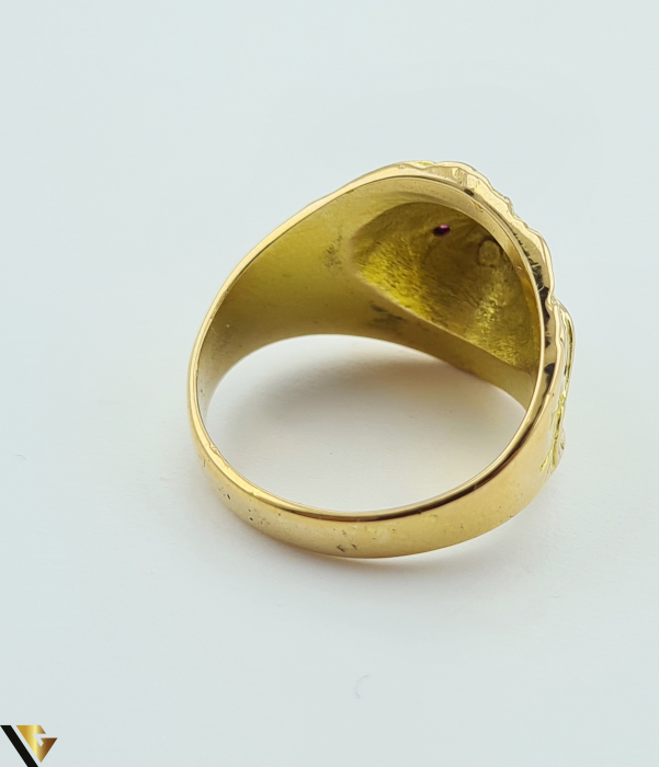 Inel din aur 18k, 750 11.27grame Diametrul inelului este de 19.5mm (masura standard RO:61si UE:21) Latimea in partea superioara este de 16.90mm Marcaj cu titlul "750" Locatie Harlau [4]