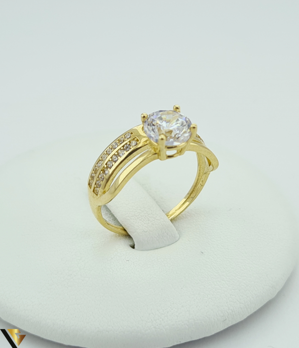 Inel din aur 14k, 585 2.72 grame Latime inelului la partea superioara este de 6.3mm Diametrul inelului este de 17.2mm Masura standard RO: 54 si UE: 14 Marcaj cu titlul "585" Locatie Harlau [1]