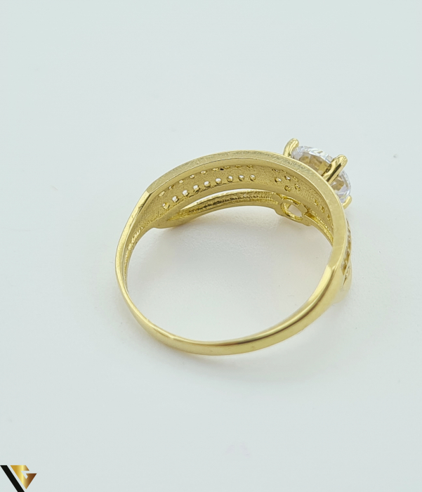 Inel din aur 14k, 585 2.72 grame Latime inelului la partea superioara este de 6.3mm Diametrul inelului este de 17.2mm Masura standard RO: 54 si UE: 14 Marcaj cu titlul "585" Locatie Harlau [3]