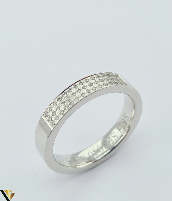 Inel din argint, 925  4.70 grame Latime inel 4mm Diametrul inelului este de 17mm (masura standard RO:54si UE: 14) Cristale de zirconiu Marcaj cu titlul "925" Locatie HARLAU [1]