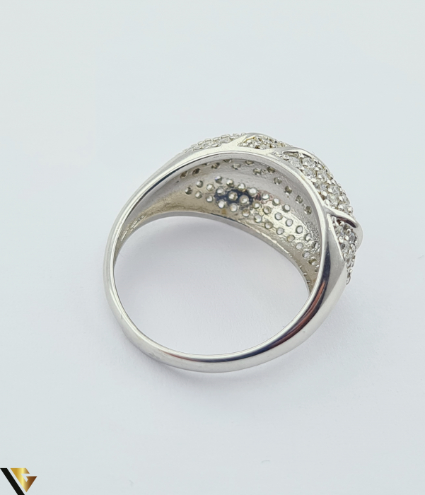 Inel din argint, 925 3.76 grame Latime inel 11 mm Diametrul inelului este de 16mm (masura standard RO:51si UE: 11) Cristale de zirconiu Marcaj cu titlul "925" Locatie HARLAU [3]