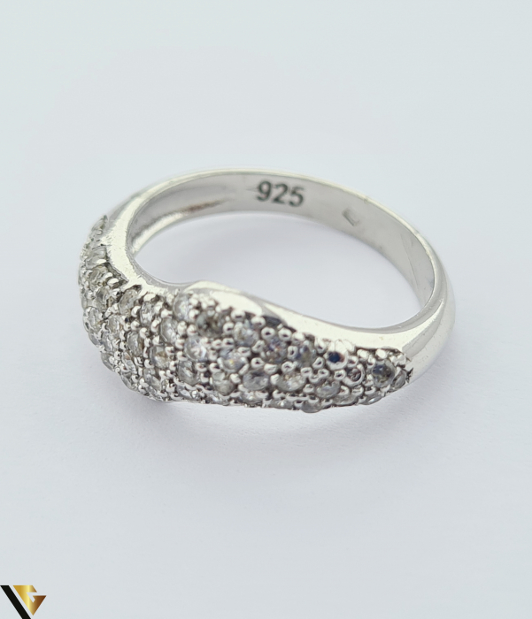 Inel din argint, 925  3.32 grame Latime inel 7 mm Diametrul inelului este de 17.3mm (masura standard RO:54si UE: 14) Cristale de zirconiu Marcaj cu titlul "925" Locatie HARLAU [2]