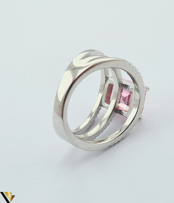 VInel din argint, 925 7.53 grame Latime inel 13 mm Diametrul inelului este de 17mm (masura standard RO:54si UE: 14) Cristale de zirconiu Marcaj cu titlul "925" Locatie HARLAU [3]