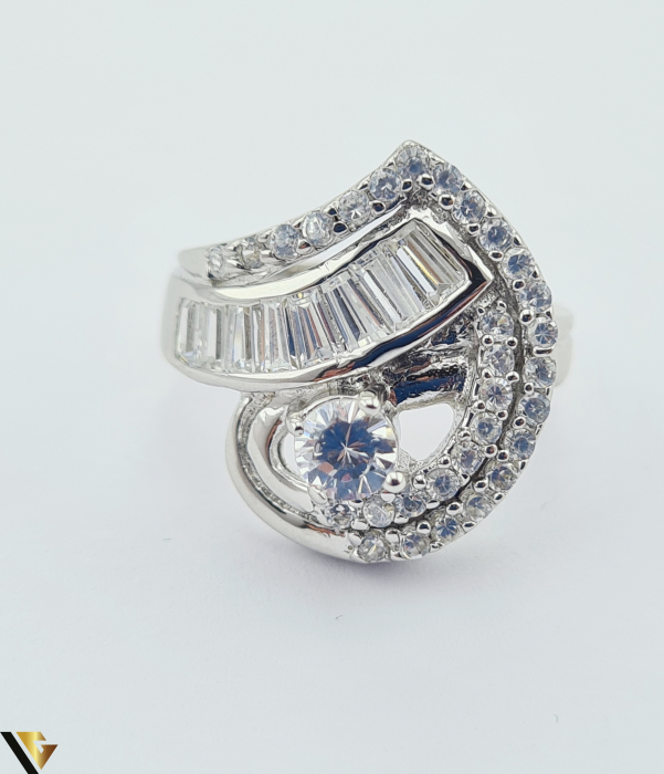 Inel din argint, 925 6.44 grame Latime inel 19 mm Diametrul inelului este de 17.3mm (masura standard RO:54si UE: 14) Cristale de zirconiu Marcaj cu titlul "925" Locatie HARLAU [2]