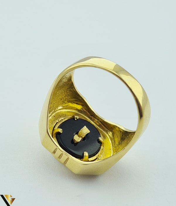 Inel din aur 14k, 585 9.59 grame Latime inelului la partea superioara este de 18mm Diametrul inelului este de 19.3mm Masura standard RO: 61 si UE: 21 Marcaj cu titlul "585" Locatie Harlau [3]