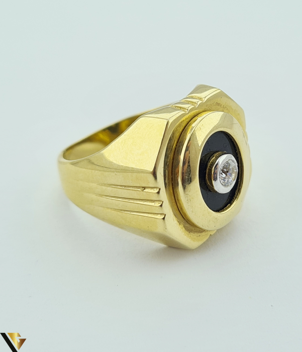 Inel din aur 14k, 585 9.59 grame Latime inelului la partea superioara este de 18mm Diametrul inelului este de 19.3mm Masura standard RO: 61 si UE: 21 Marcaj cu titlul "585" Locatie Harlau [2]