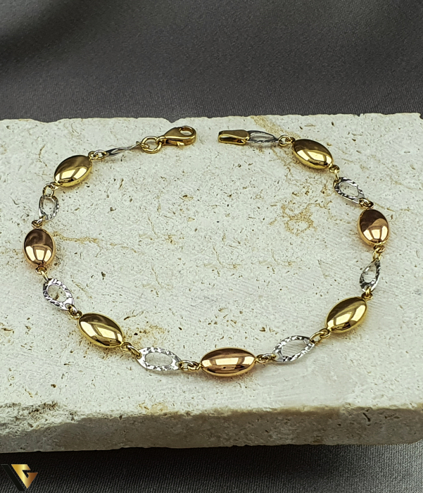 Bratara aur 14K Greutate: 3.86 gr Lungime: 20.5 cm Marcaj / titlu "585" Locatie: Bacau Calea Marasesti Tel: 0756943079 [1]